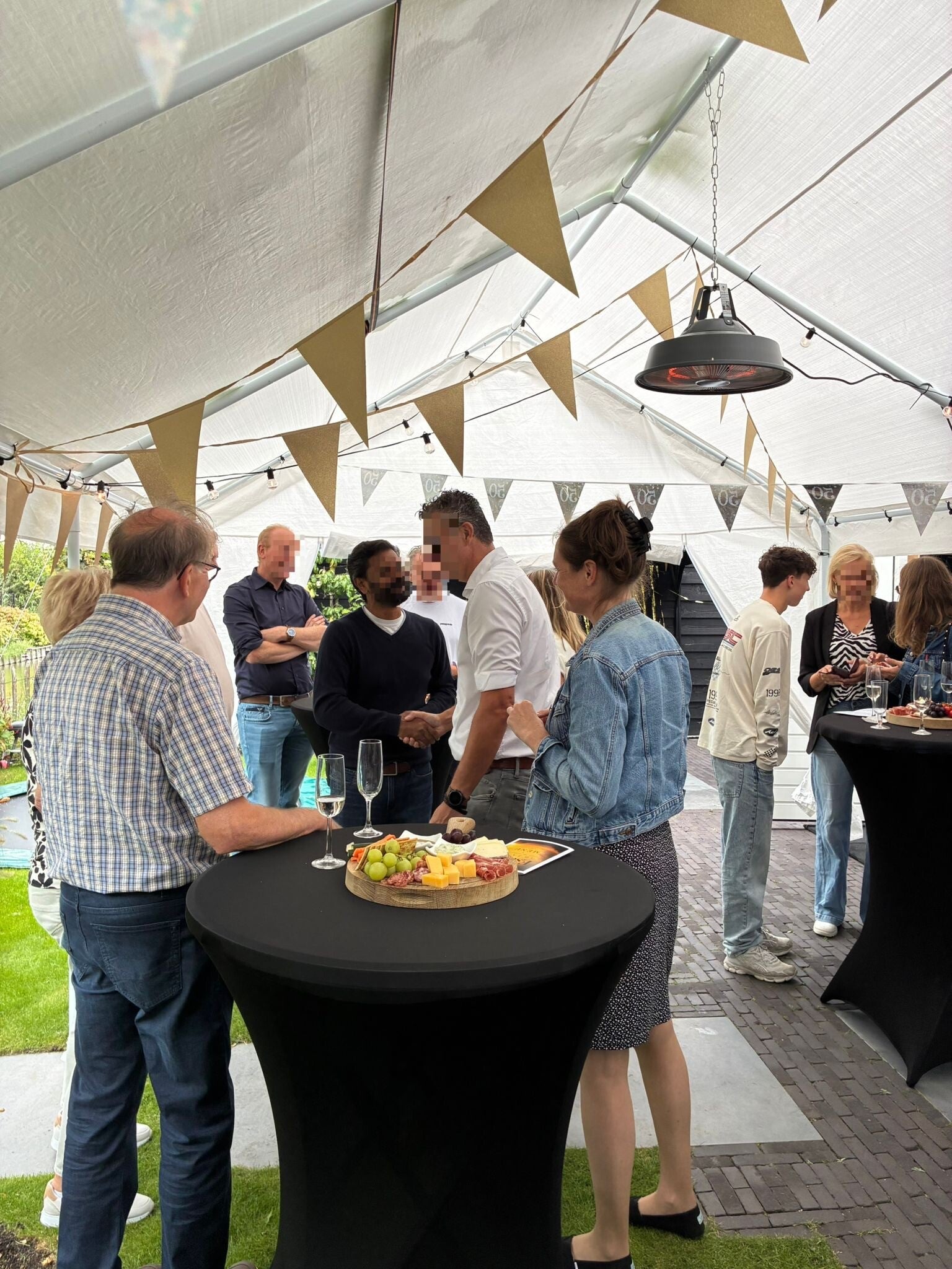 Een gezellig tuinfeest in een partytent van Verhuur Dario